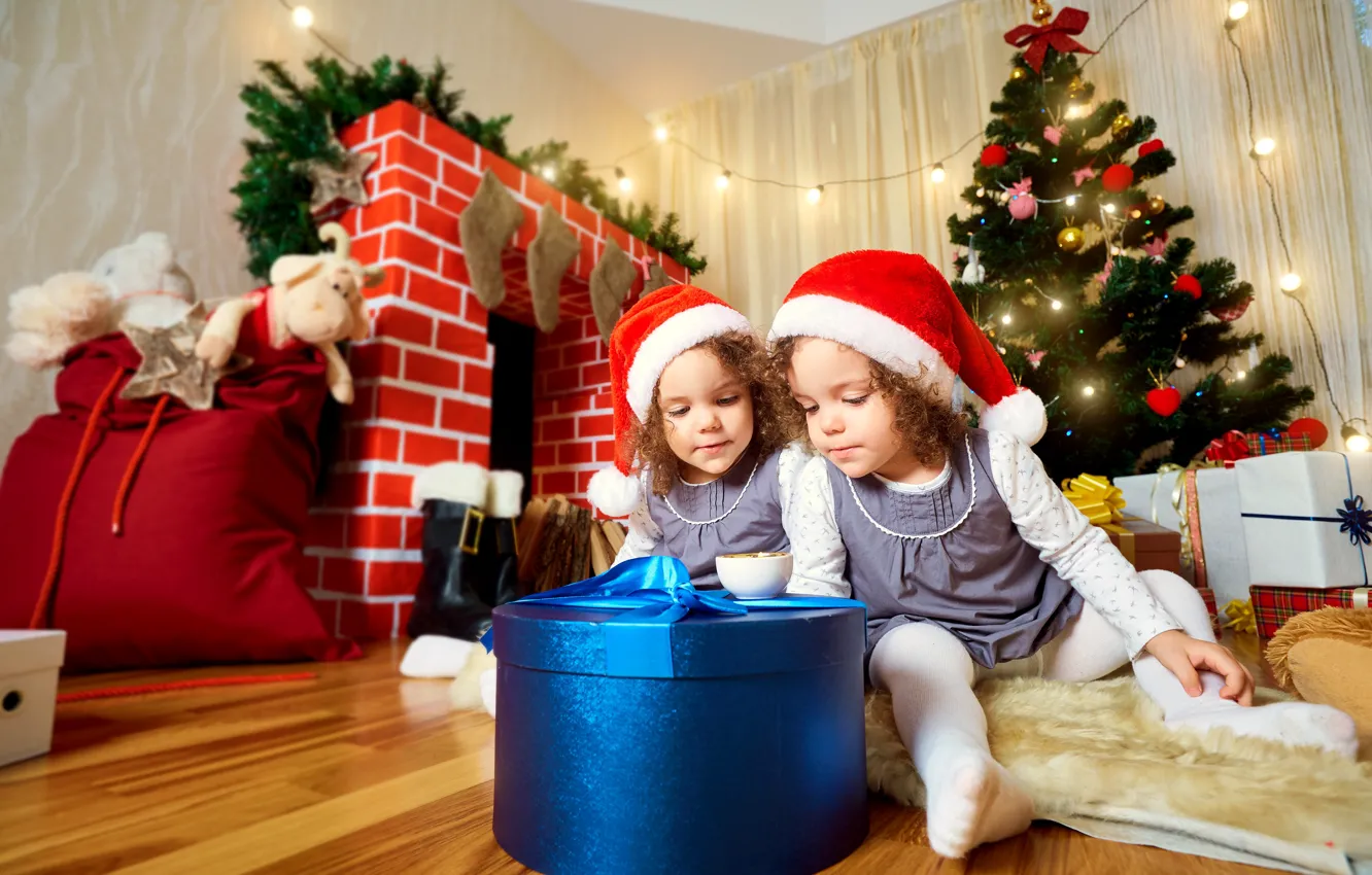 Фото обои дети, подарок, девочки, игрушки, елка, Новый год, камин, Christmas