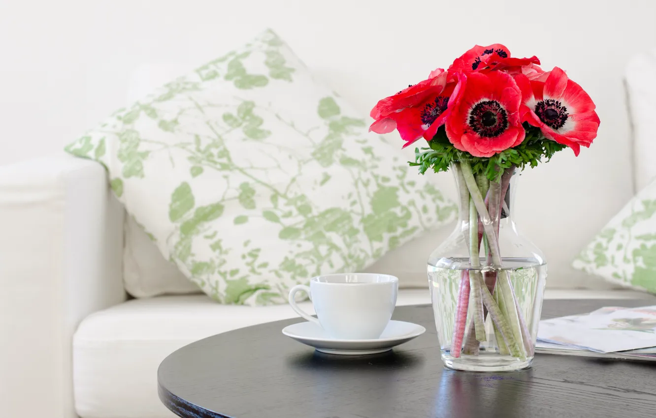 Фото обои цветы, стол, диван, подушки, чашка, красные, ваза, анемоны