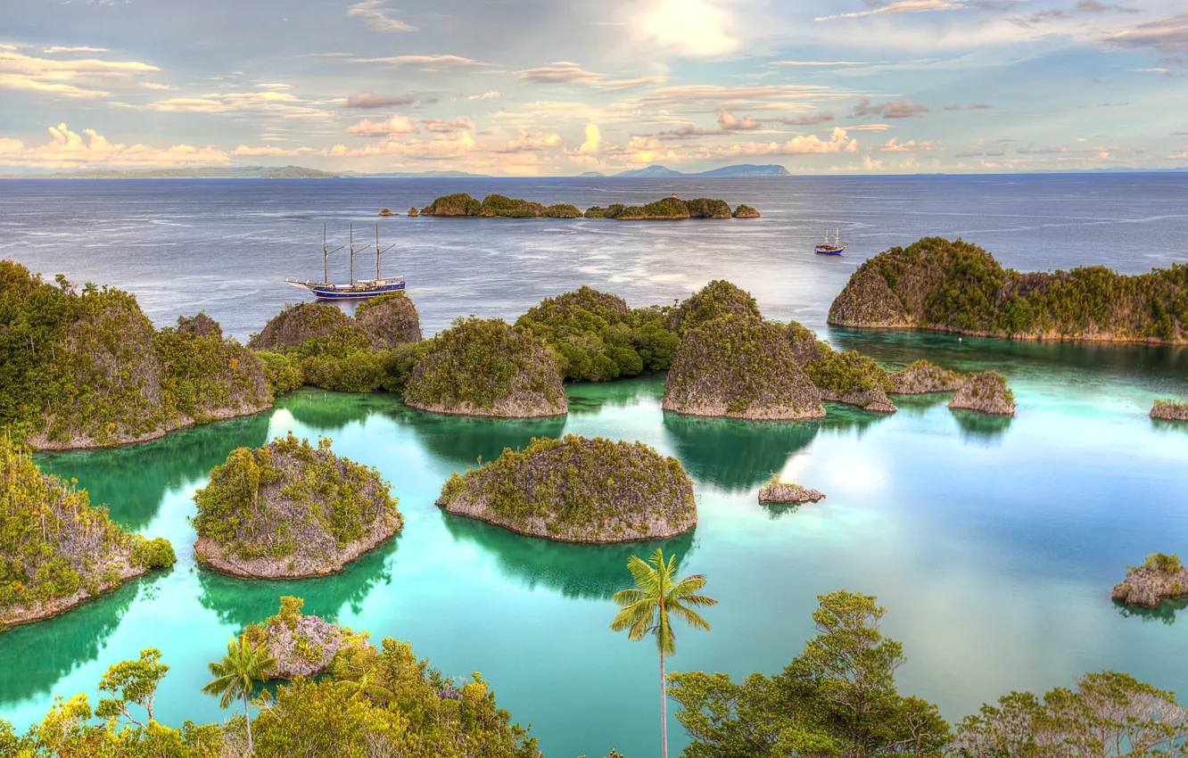 Фото обои море, острова, тропики, пальмы, корабли, яхты, горизонт, Индонезия