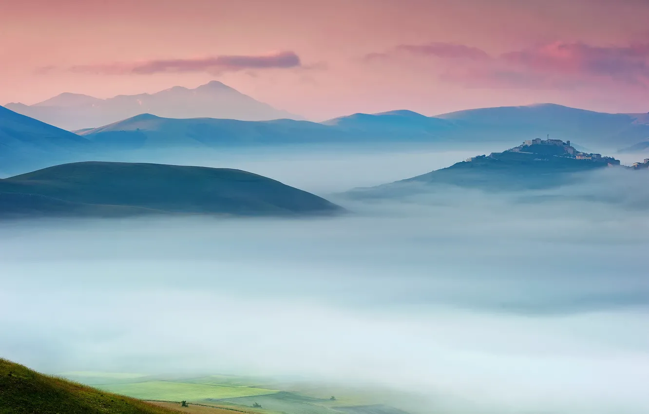 Фото обои небо, туман, дом, утро, долина, Италия, усадьба, Умбрия