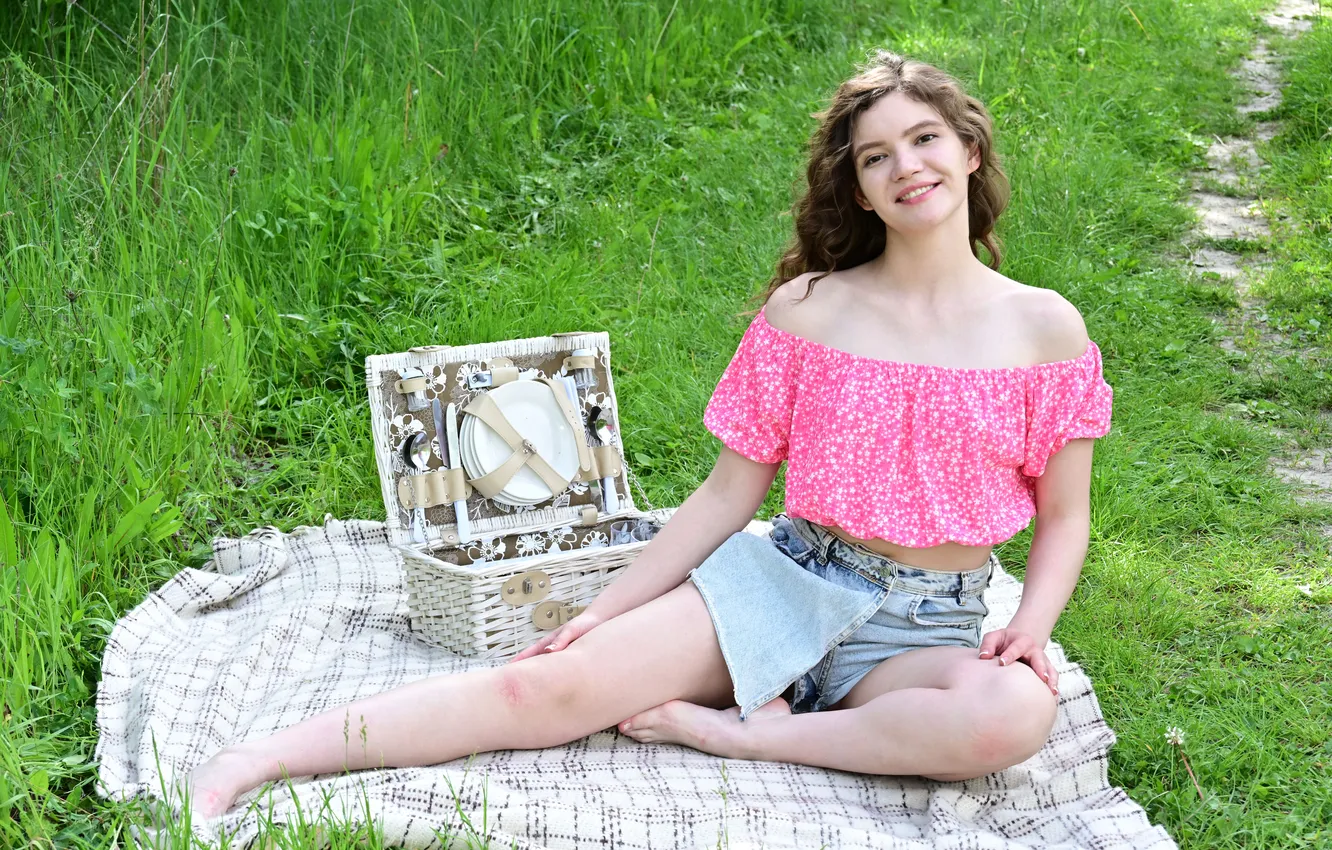Фото обои model, brunette, gorgeous, picnic, photoshoot, posing, beautiful face, pale skin