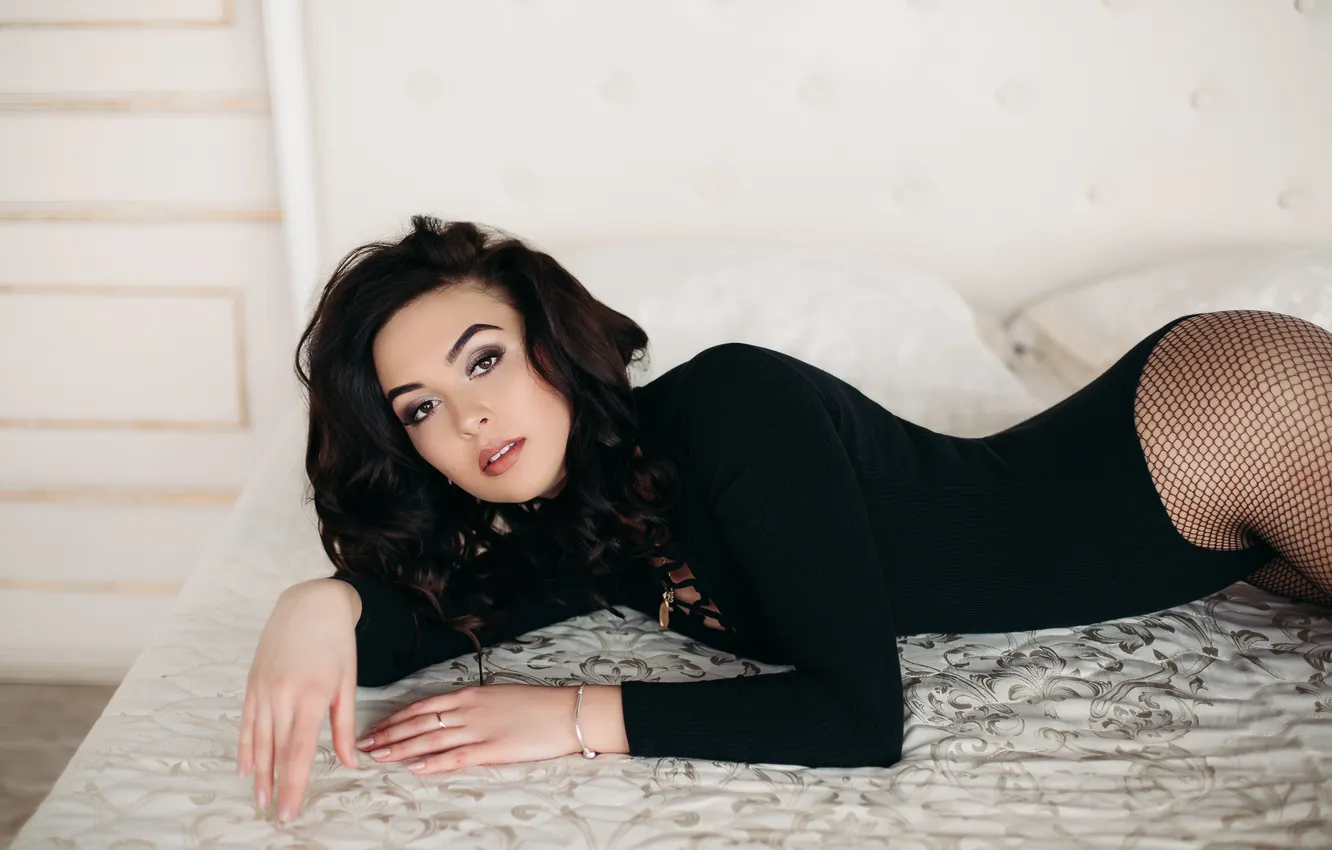 Фото обои sexy, black, woman, big, bed, posing, lying