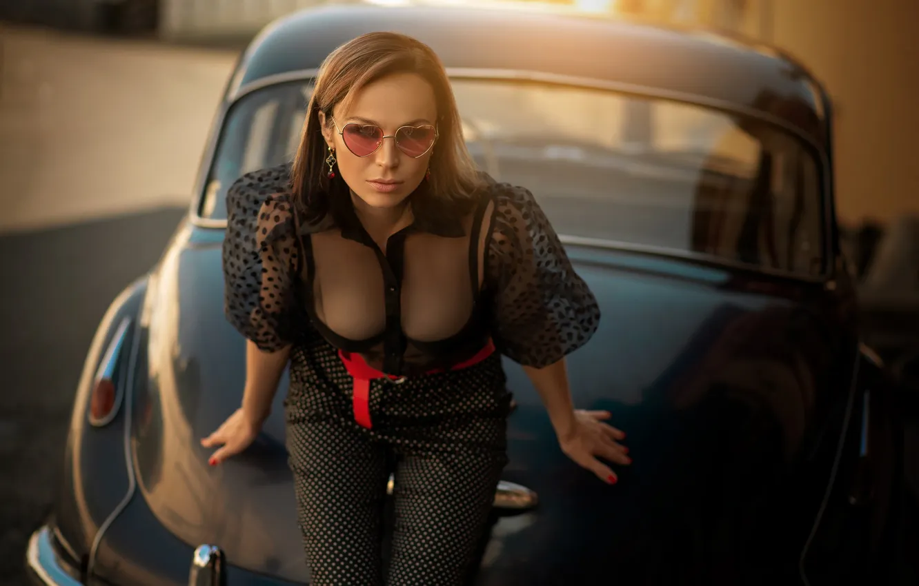 Фото обои машина, авто, грудь, девушка, поза, руки, очки, блузка