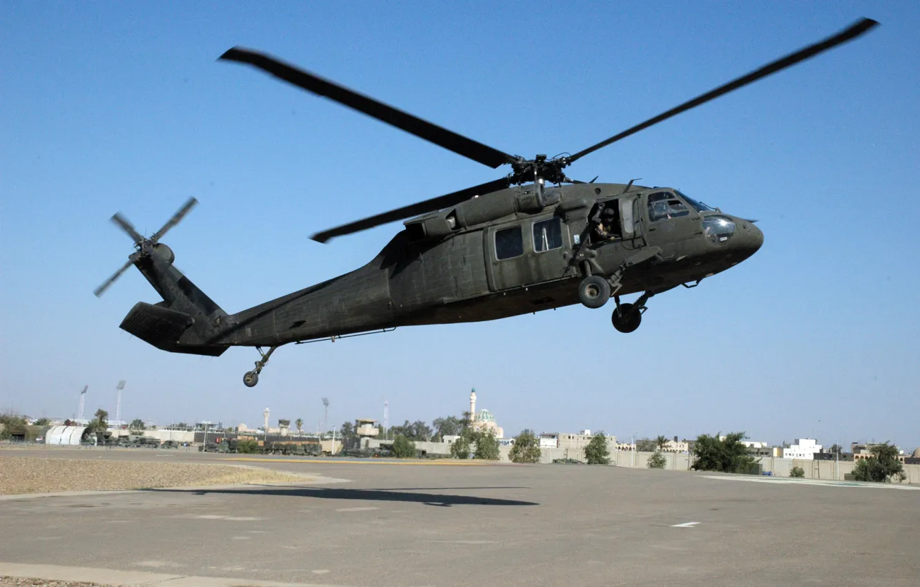 Фото обои дома, вертолёт, посадка, UH-60, Black Hawk