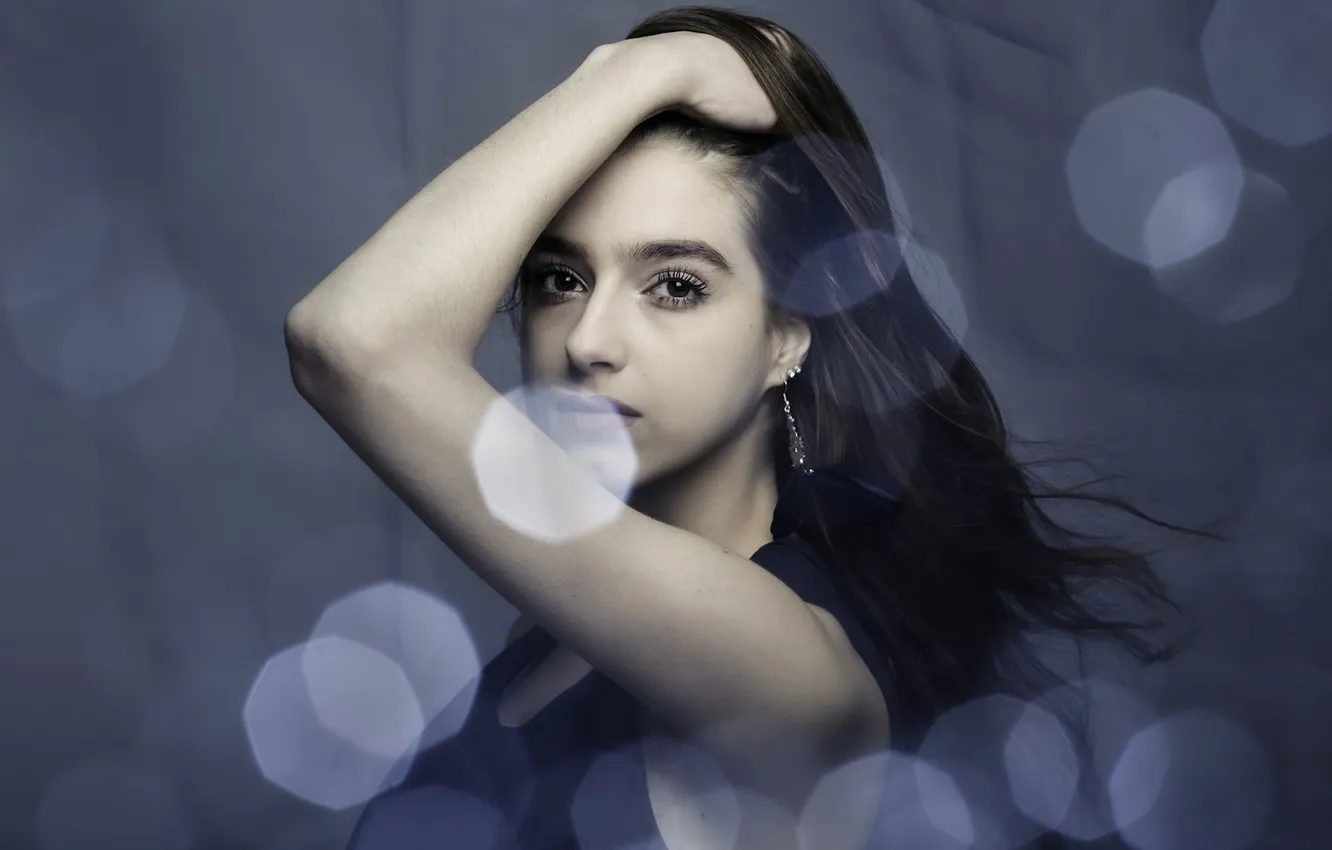Фото обои взгляд, лицо, блики, настроение, волосы, портрет, руки