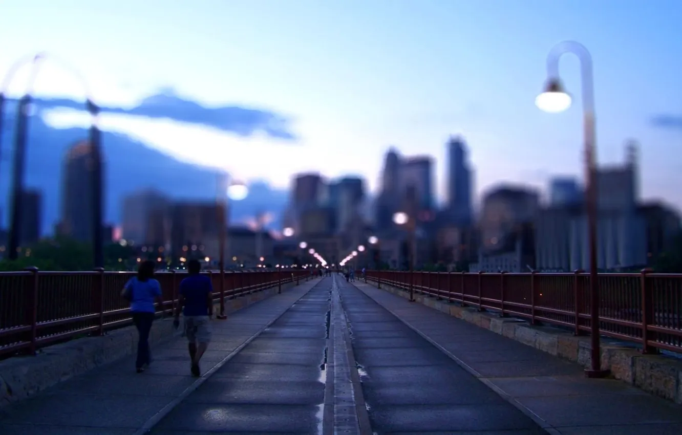 Фото обои мост, вечер, размытость, фонари, прохожие, USA - Minneapolis