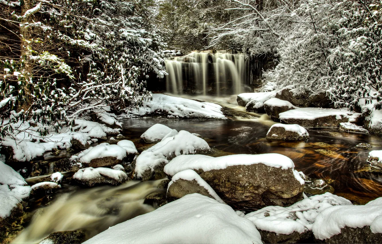 Фото обои зима, лес, снег, деревья, река, камни, водопад, West Virginia