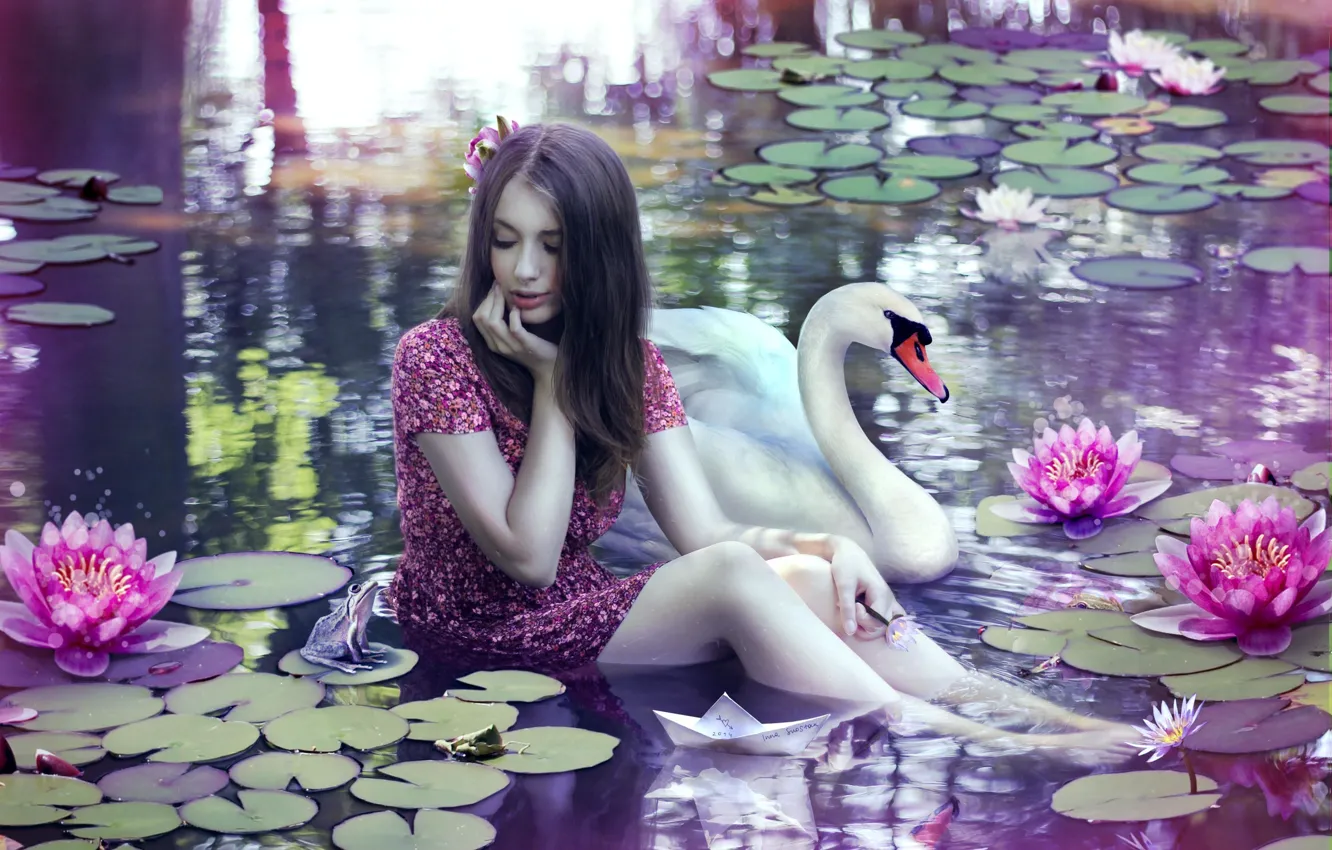 Фото обои вода, девушка, волшебство, лебедь, жаба, водная лилия, бумажный кораблик