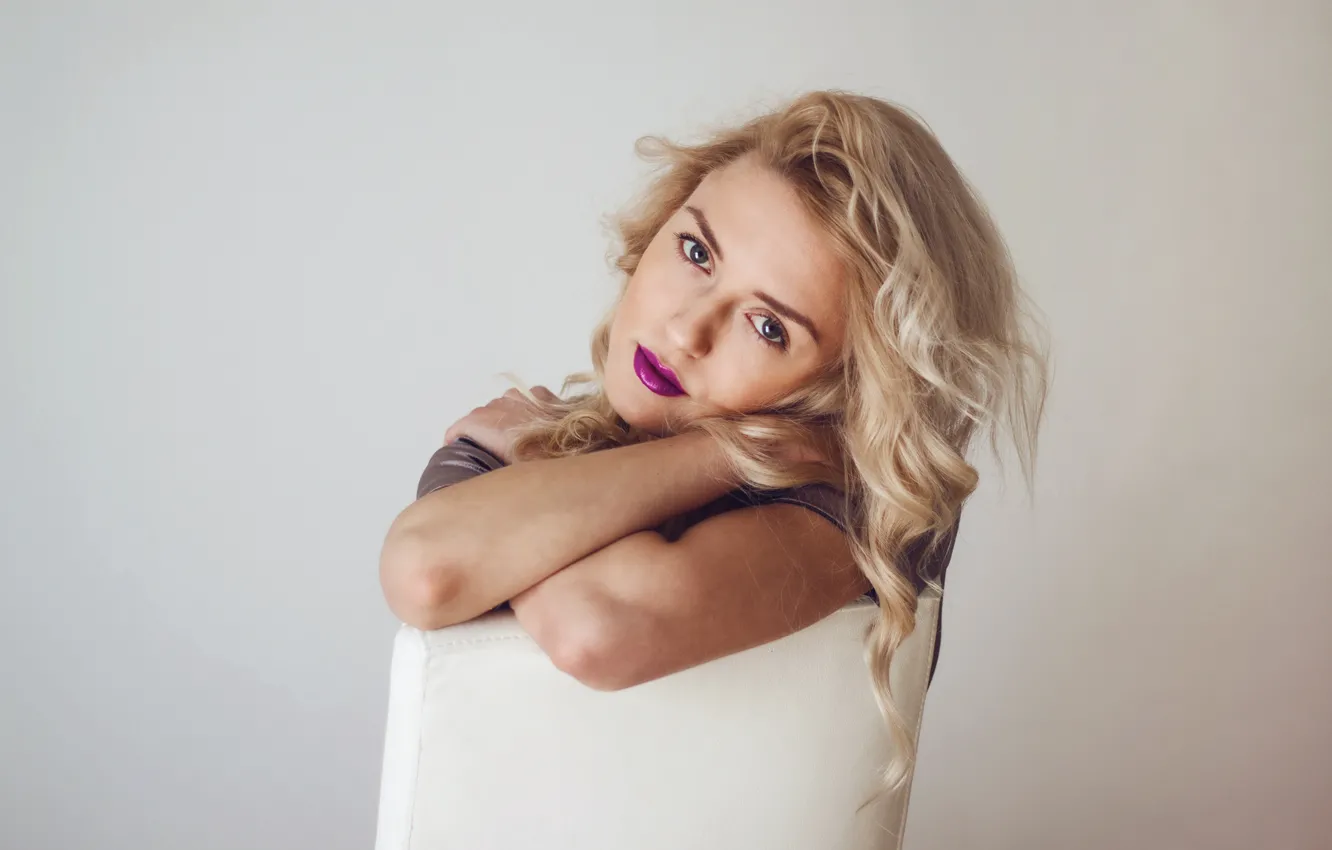 Фото обои взгляд, макияж, стул, губы