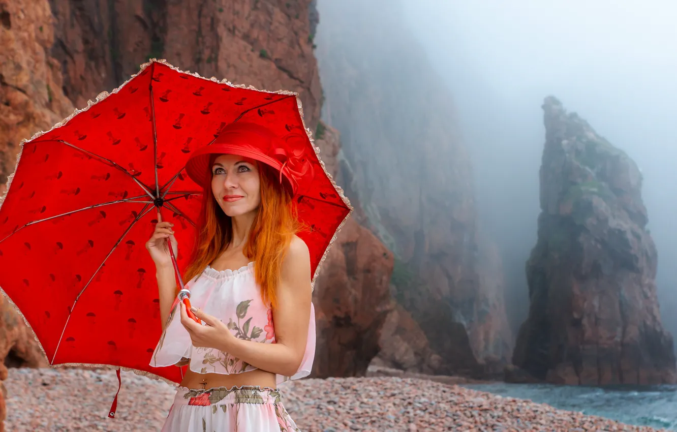Фото обои море, девушка, туман, скалы, берег, зонт, макияж, рыжая