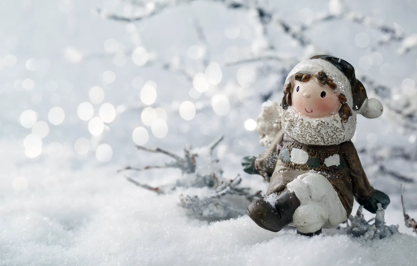 Фото обои зима, снег, игрушка, девочка, статуэтка, боке, веточки