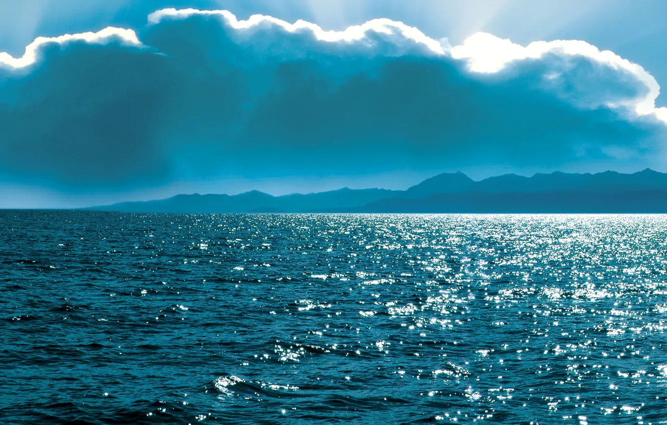Фото обои облака, озеро, синева, побережье, горизонт, Байкал, Россия, лучи солнца