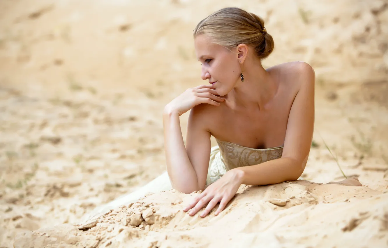 Фото обои песок, девушка, поза, волосы, руки, губы, серьга