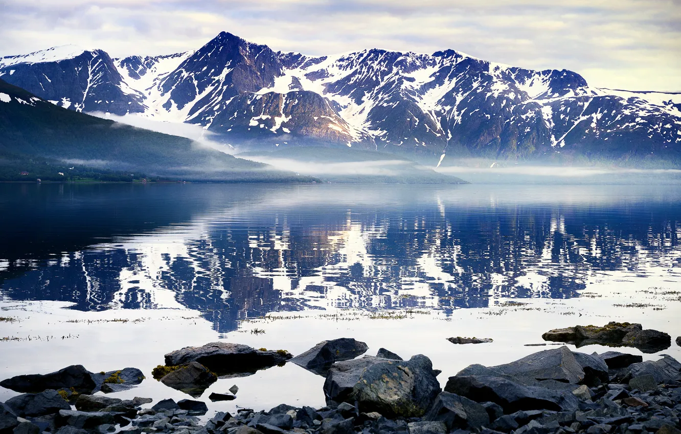 Фото обои зима, снег, горы, туман, отражение, камни, скалы, берег