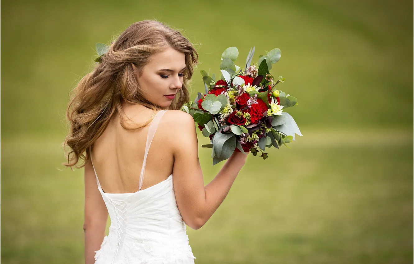Фото обои девушка, цветы, поза, букет, невеста, Andrius Stankūnas