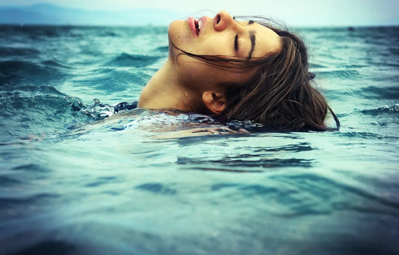 Фото обои море, волны, девушка, голова, плавает