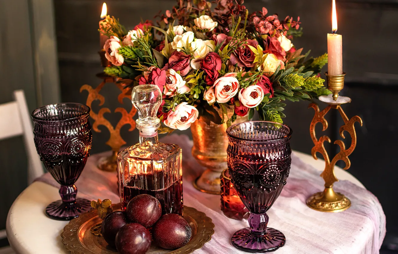 Фото обои стол, вино, свеча, букет, бокалы, сливы, графин