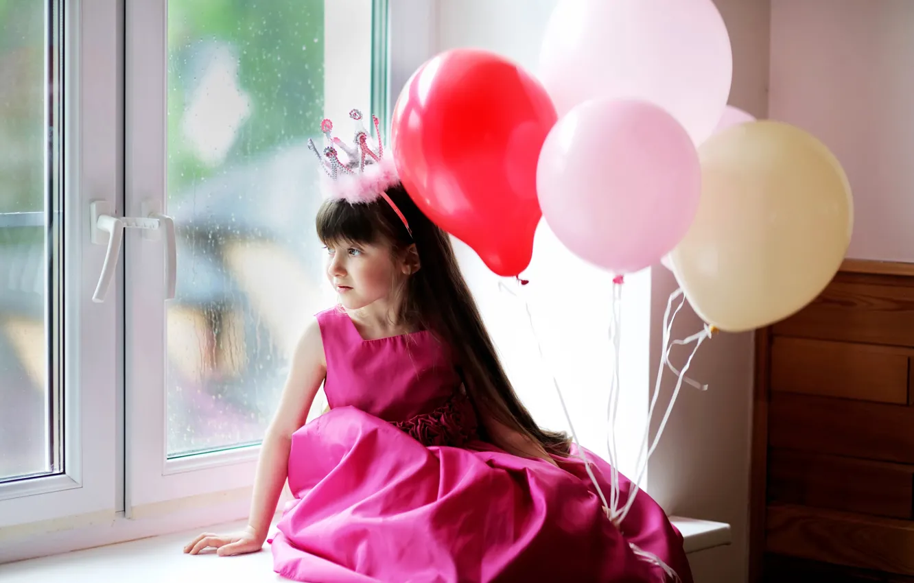 Фото обои шарики, дождь, ребенок, корона, платье, окно, девочка, красивая