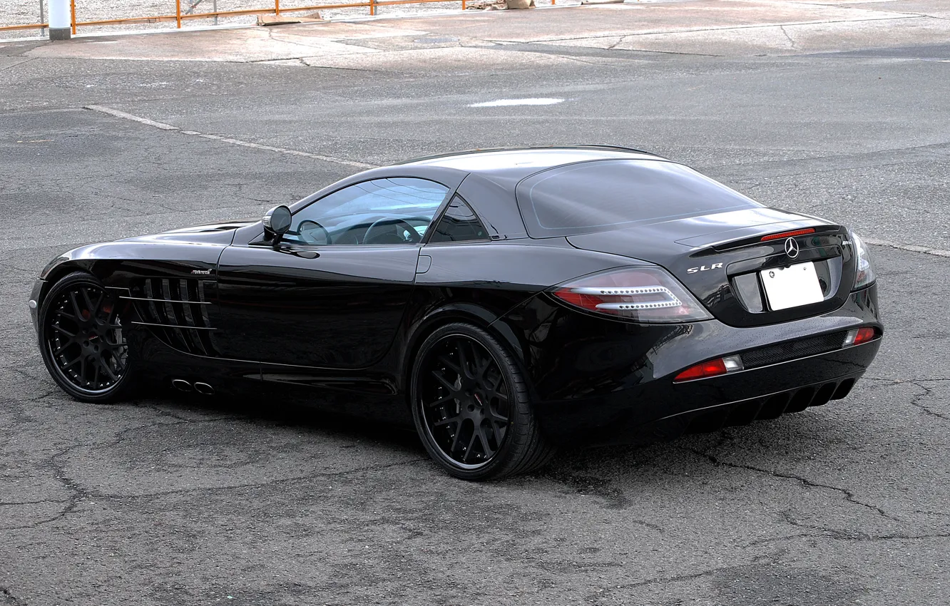 Фото обои асфальт, трещины, отражение, чёрный, black, Mercedes Benz, вид сзади, SLR McLaren