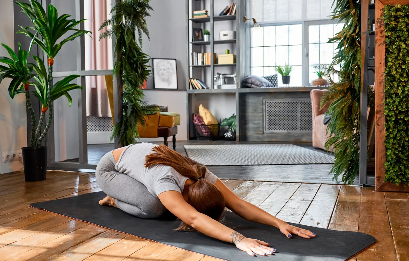Фото обои девушка, поза, комната, интерьер, медитация, йога, коврик, шатенка
