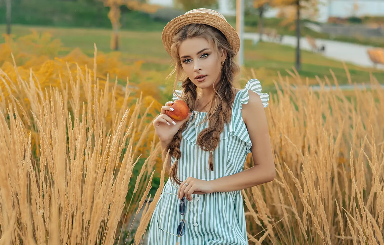 Фото обои трава, взгляд, девушка, яблоко, шляпка, Алина Станиславская, Алина Божко, вейник