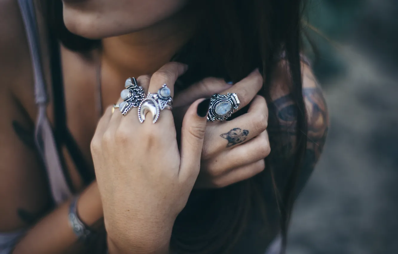 Фото обои кольца, руки, брюнетка, тату, пальцы, татуировки