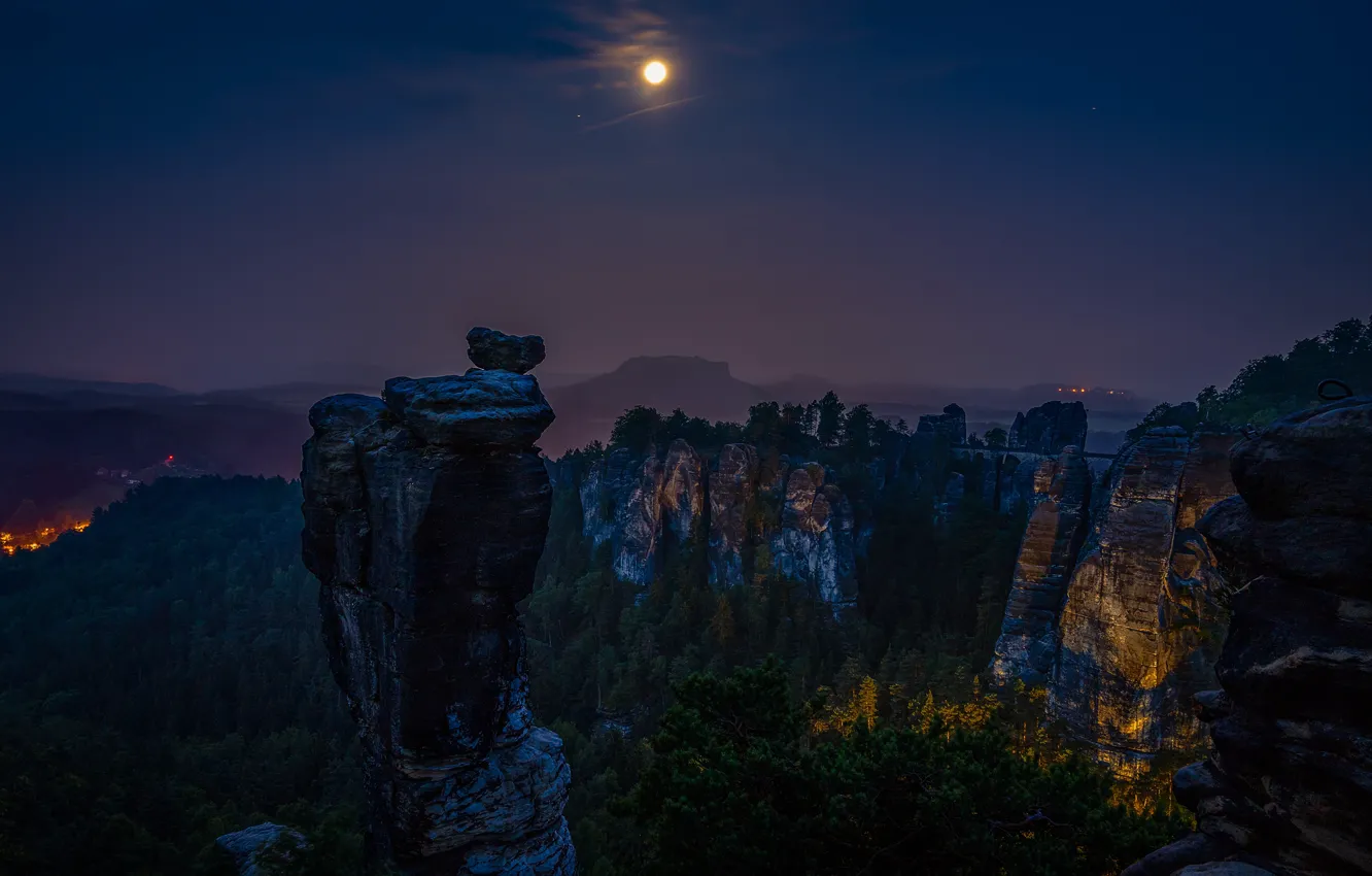 Фото обои лес, пейзаж, горы, ночь, природа, темнота, скалы, луна