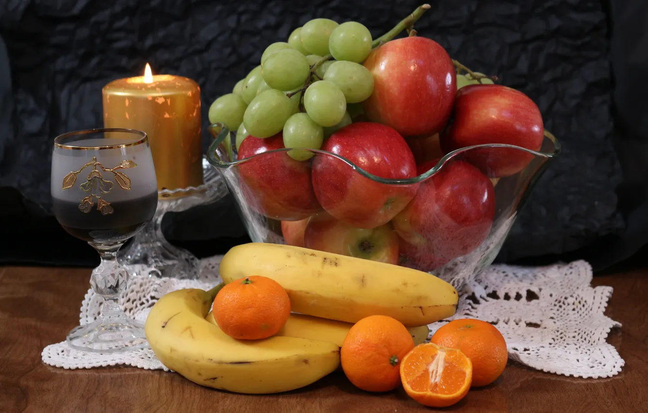Фото обои стол, огонь, яблоки, бокал, свеча, виноград, бананы, ваза