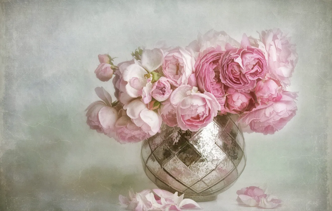 Фото обои цветы, фон, розы, букет, лепестки, арт, ваза, розовые