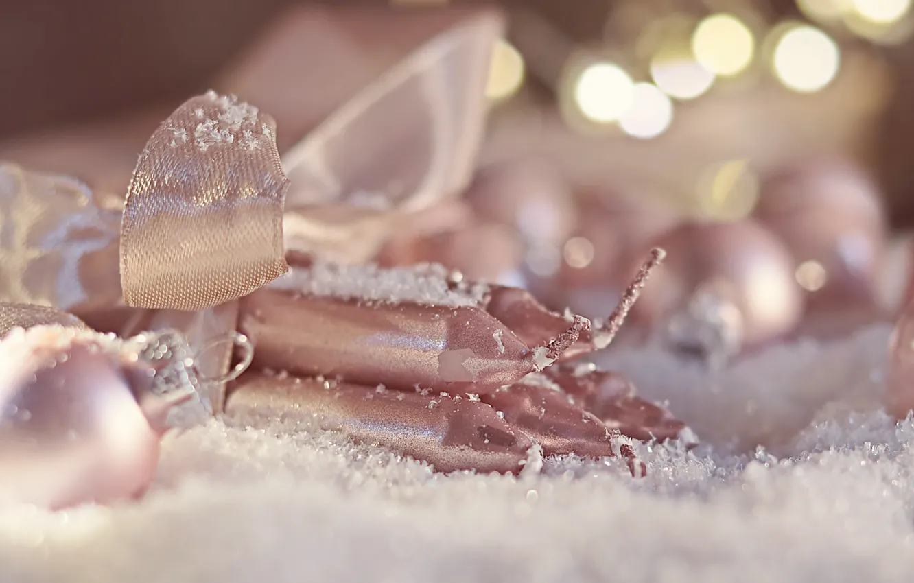 Фото обои снег, праздник, новый год, рождество, свечи, боке, ёлочные игрушки