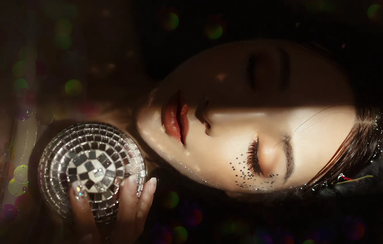 Фото обои вода, девушка, свет, лицо, тень, ванна, лежит, азиатка