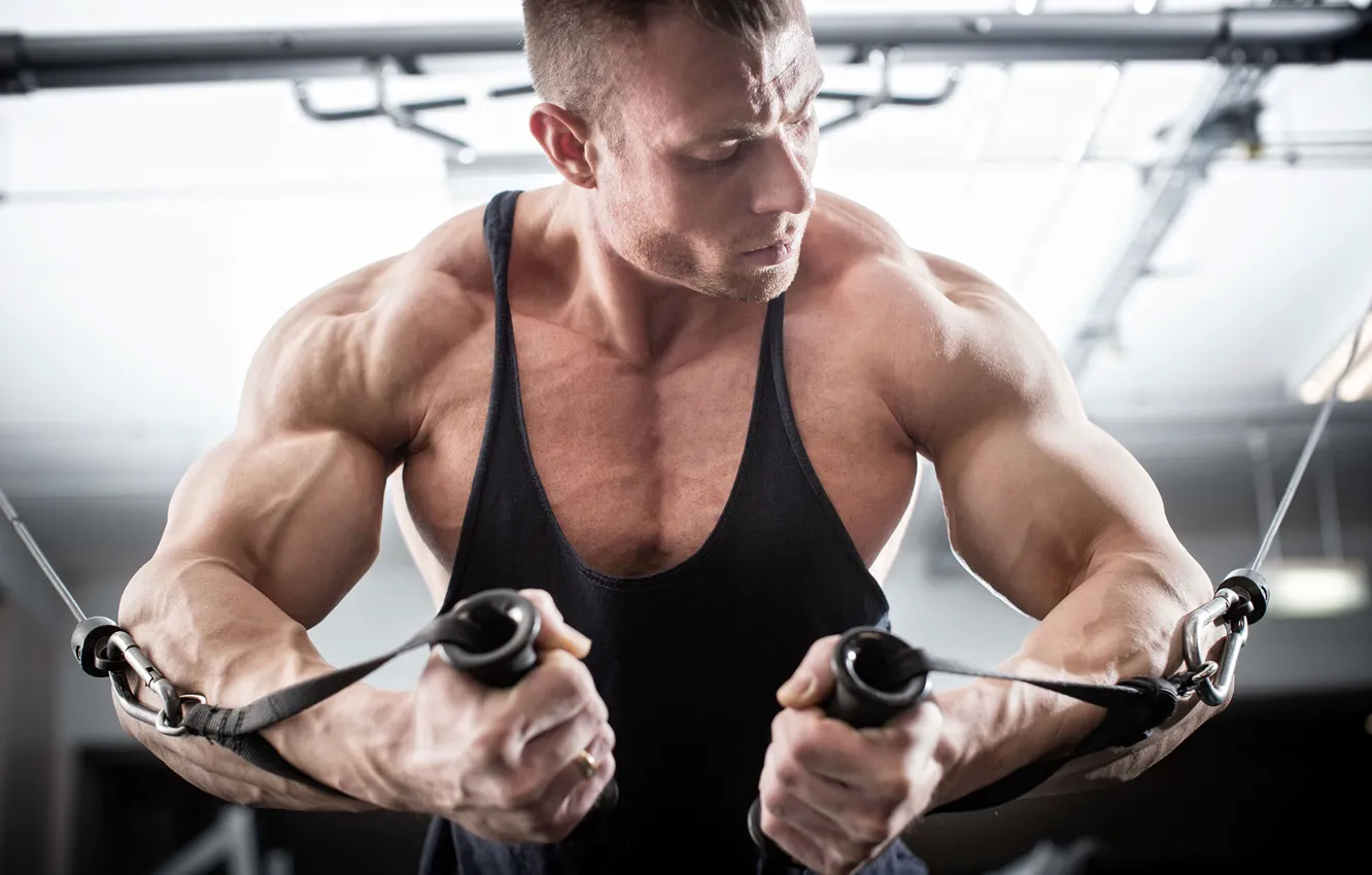 Фото обои поза, фитнес, muscle, мышцы, атлет, тренажеры, бицепс, тренажерный зал