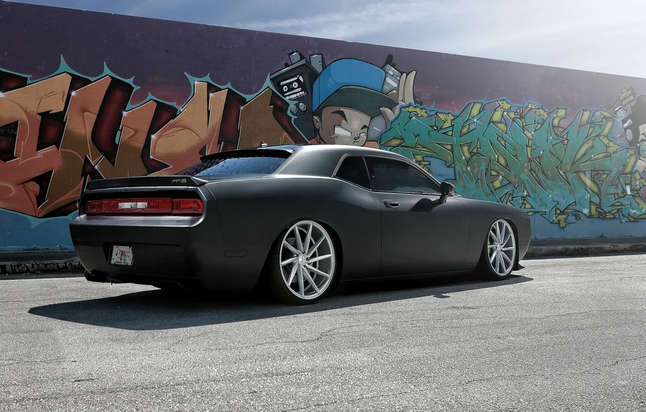 Фото обои стена, чёрный, граффити, Dodge, SRT8, Challenger, Dodge Challenger SRT8