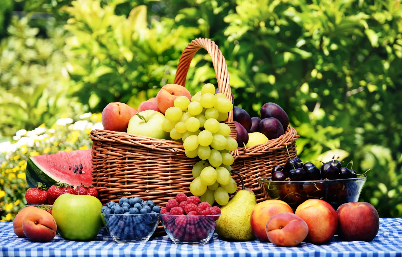 Фото обои вишня, ягоды, малина, стол, корзина, яблоки, арбуз, черника