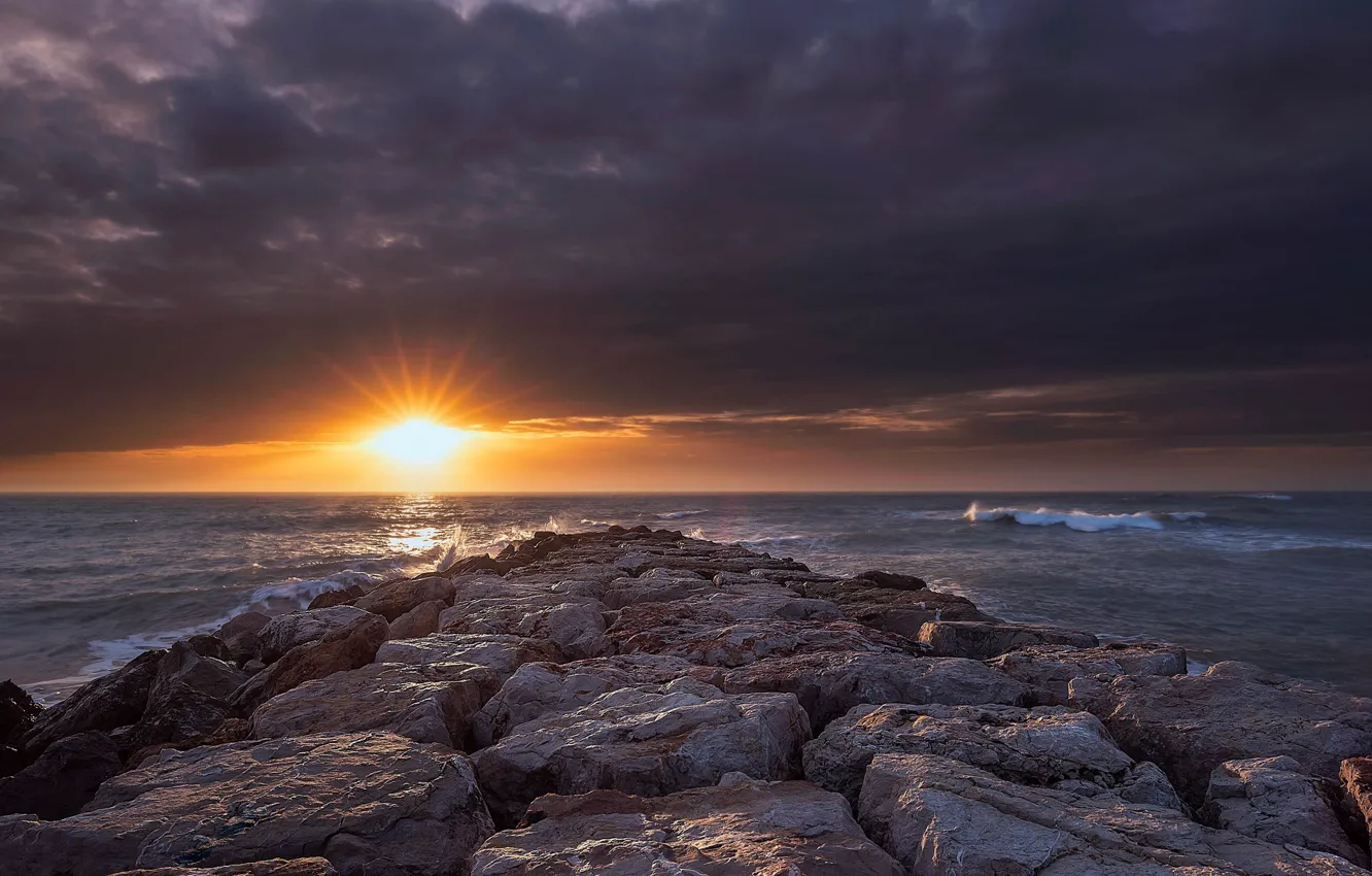Фото обои море, закат, камни, побережье, Испания