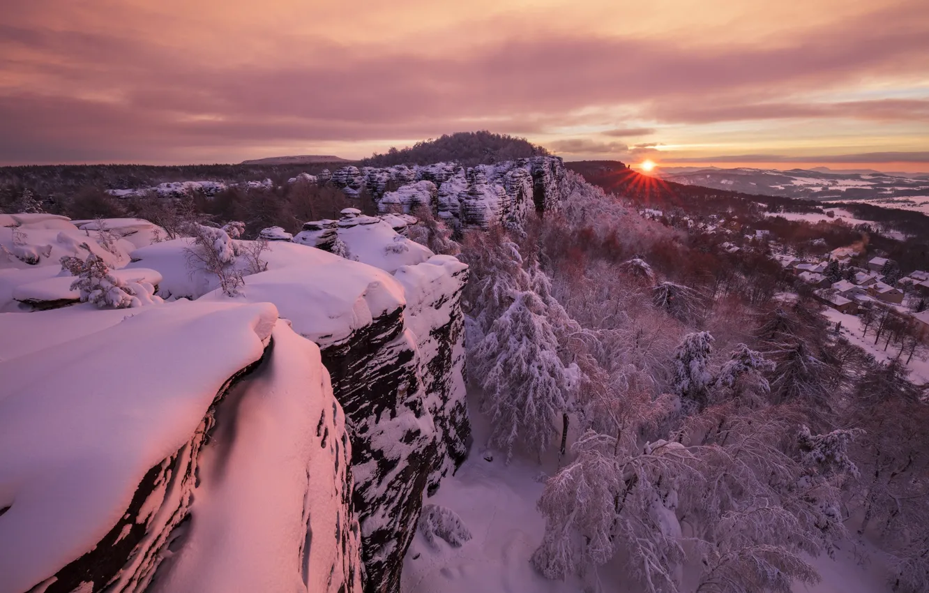 Фото обои зима, небо, снег, деревья, скалы, рассвет