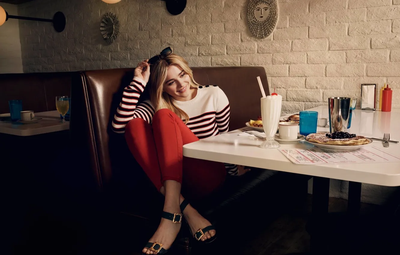 Фото обои поза, коктейль, кафе, сидит, блины, Chloe Moretz