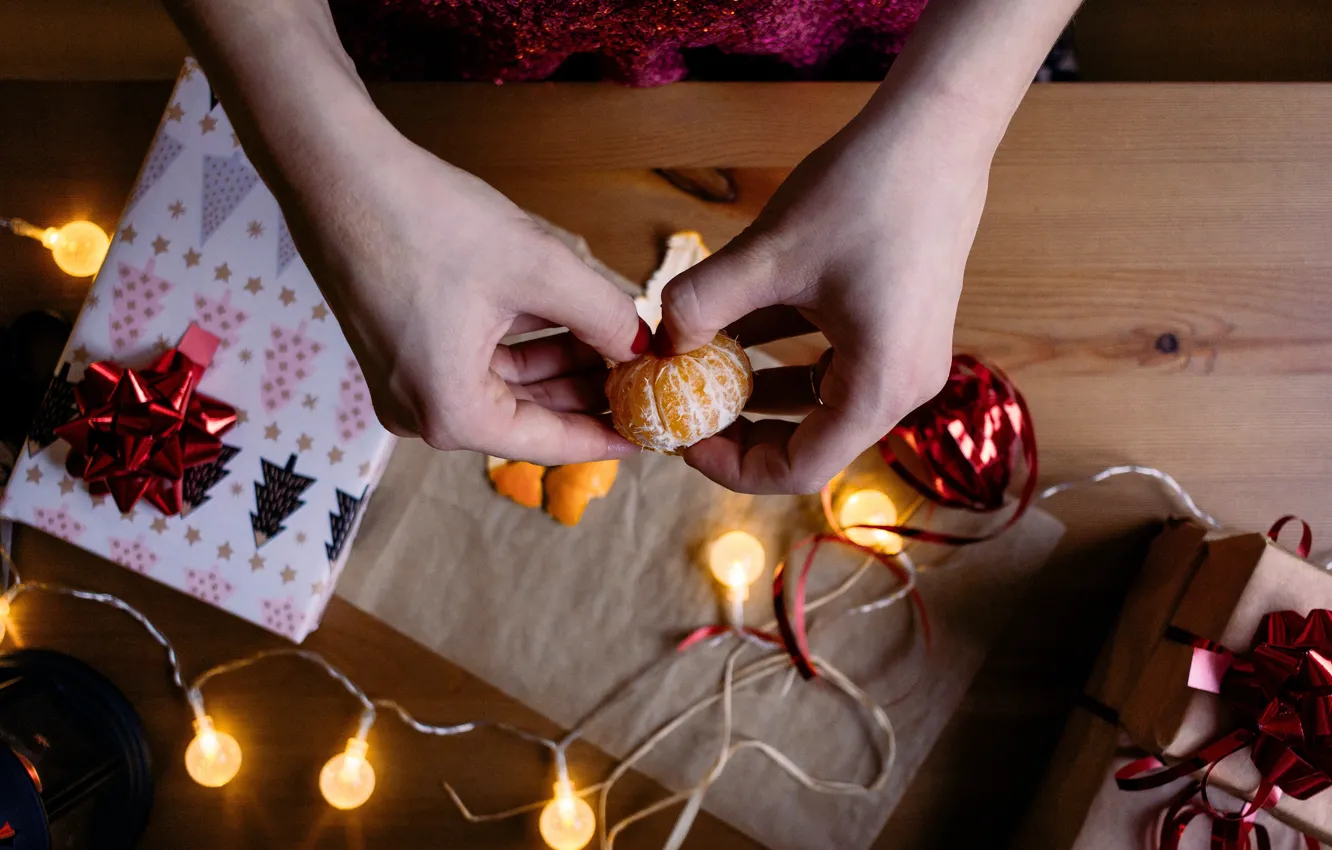 Фото обои зима, праздник, руки, Рождество, Новый год, гирлянда, новогодние украшения, мандарин