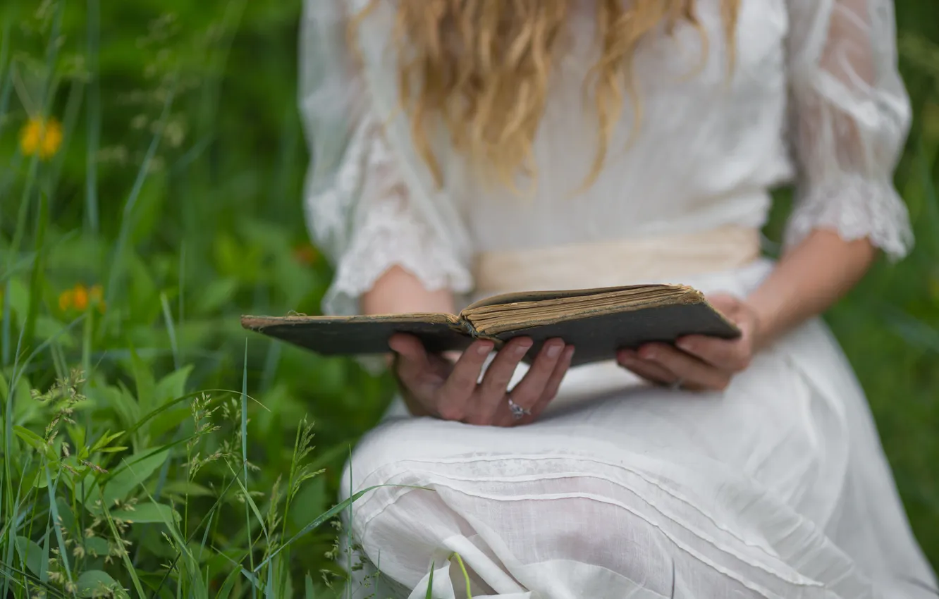 Фото обои трава, девушка, книга