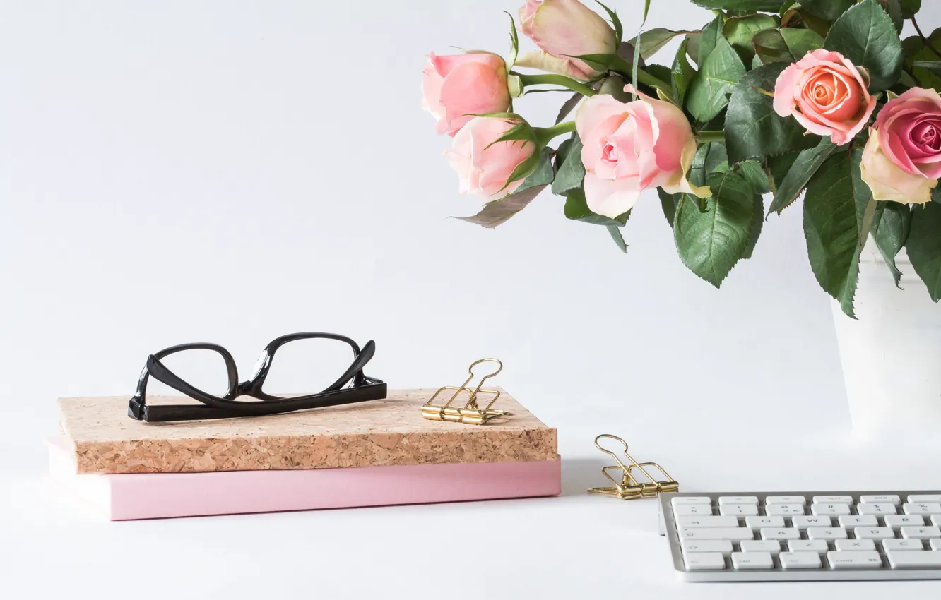 Фото обои розы, букет, очки, ваза, клавиатура, блокноты