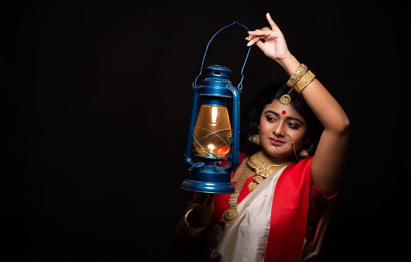 Фото обои девушка, украшения, лампа, фонарь, индианка, сари