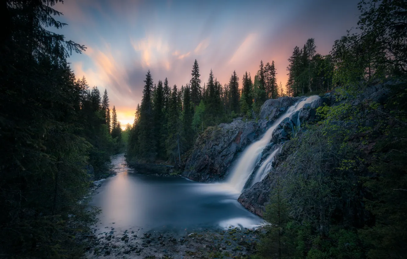 Фото обои лес, небо, скалы, берег, водопад, ели, водоем