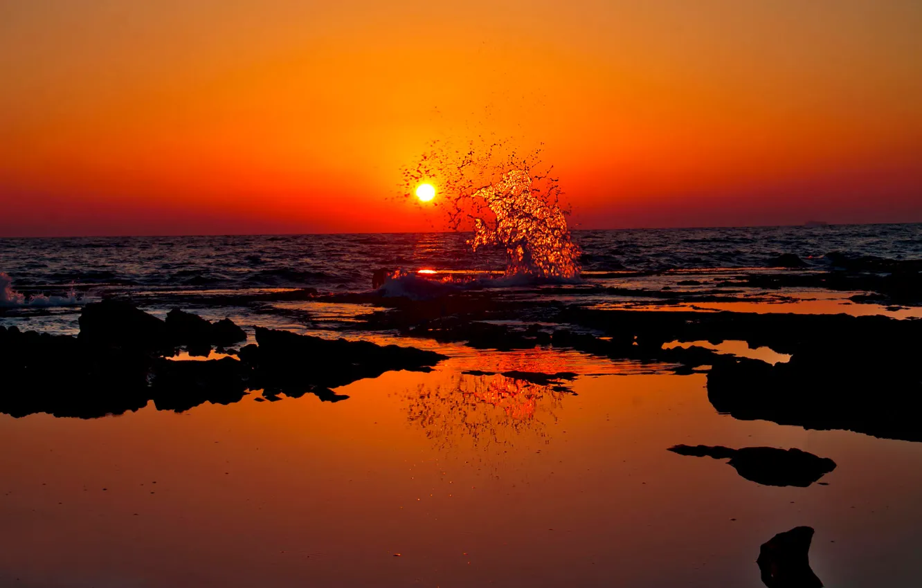 Фото обои море, волны, солнце, закат, всплеск