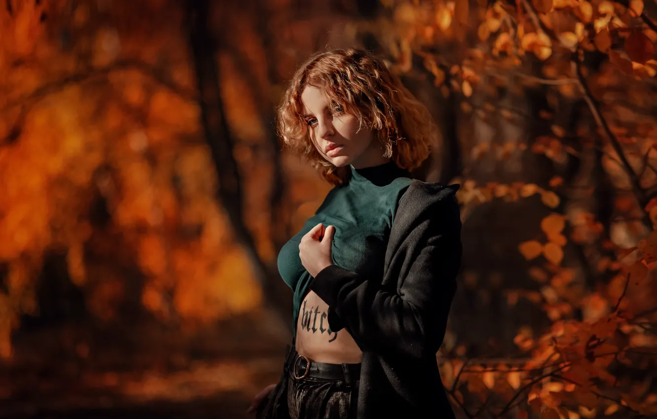 Фото обои осень, девушка, природа, поза, татуировка, рыжая, Денис Лыткин