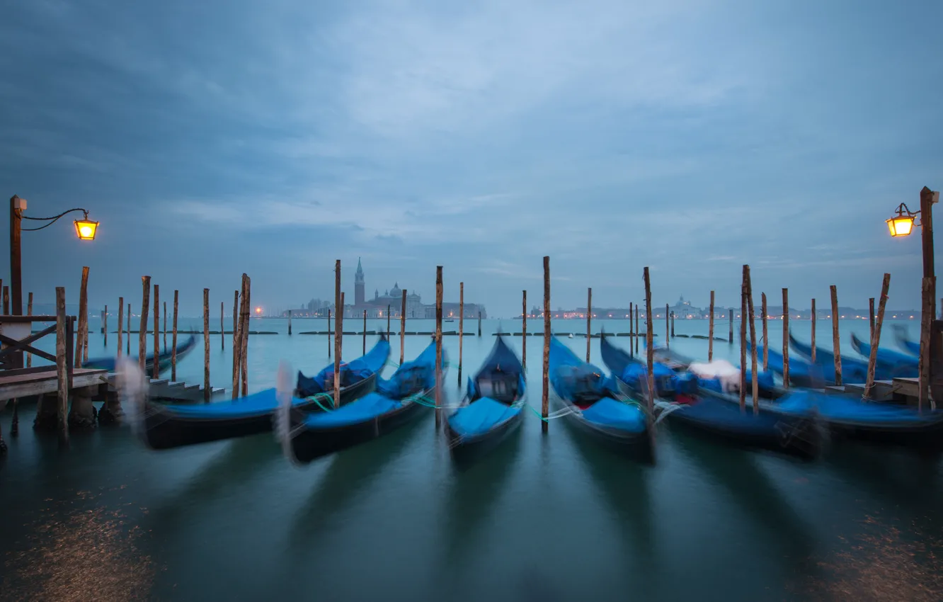 Фото обои небо, тучи, город, лодки, вечер, фонари, Италия, Венеция