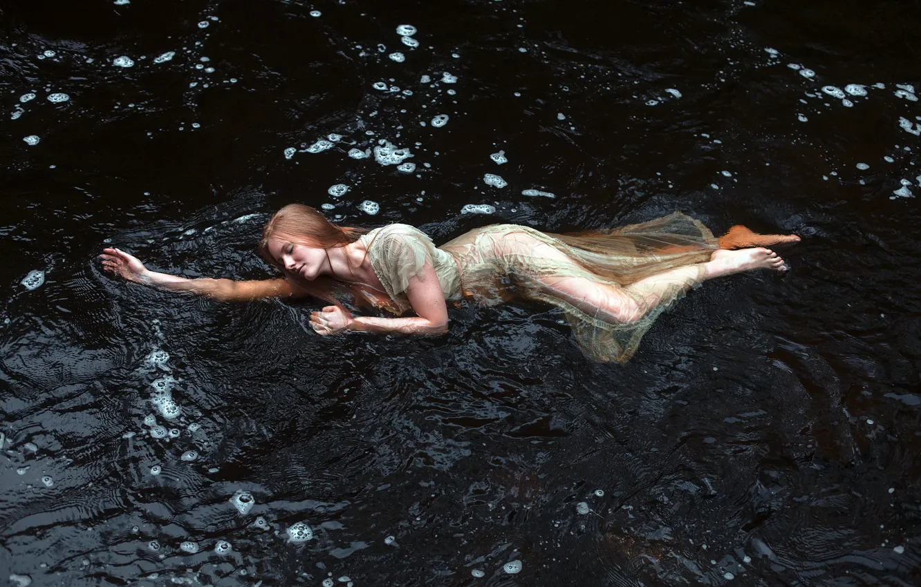 Девушка плывет в реке