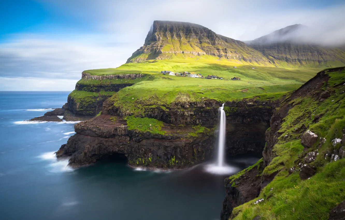 Фото обои скалы, остров, водопад, деревушка, Фарерские острова