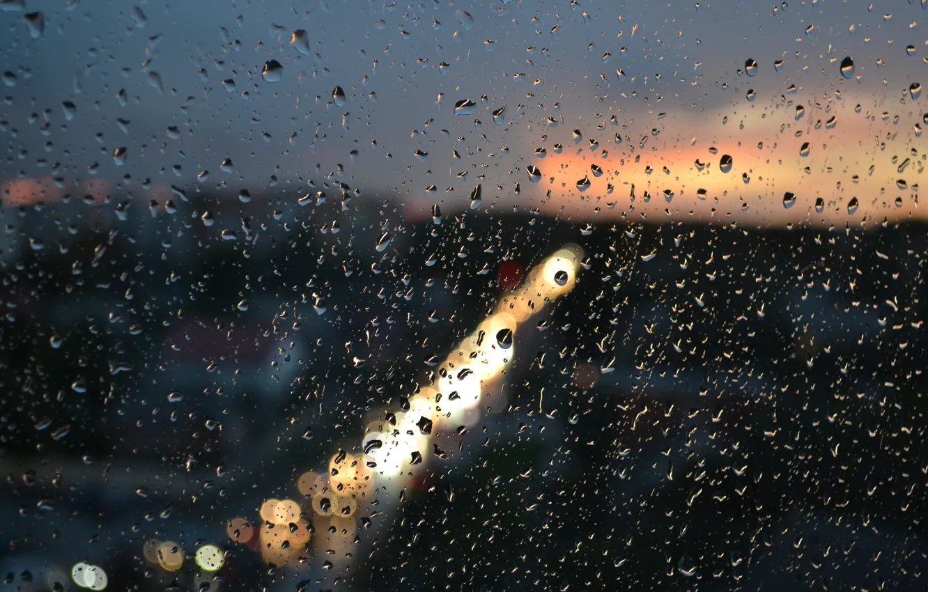 Фото обои стекло, брызги, город, огни, дождь, Капли, вечер