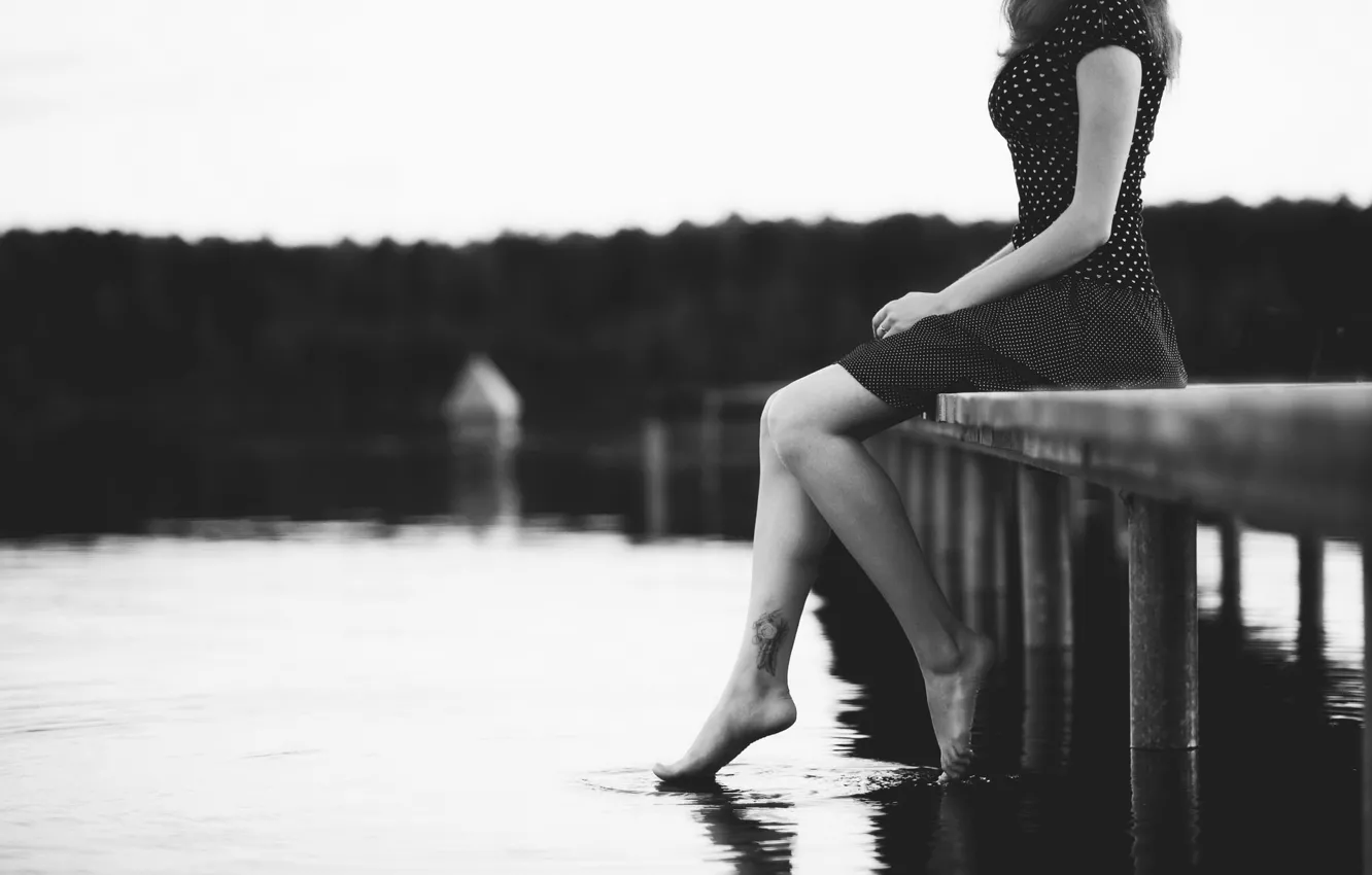 Фото обои море, девушка, река, фон, обои, ноги, настроения, вода. черно-белый