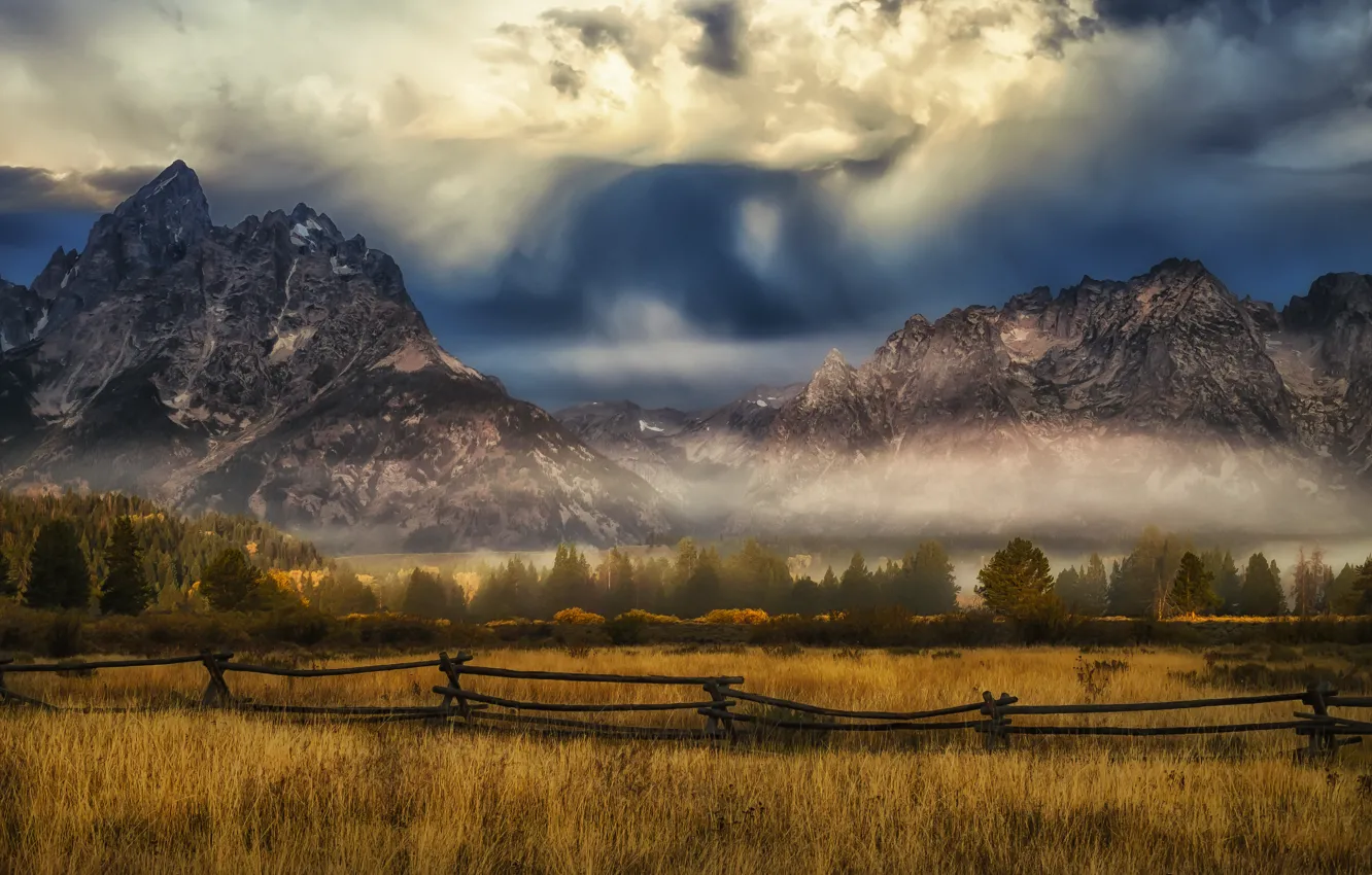 Фото обои поле, облака, деревья, горы, туман, забор, буря, долина